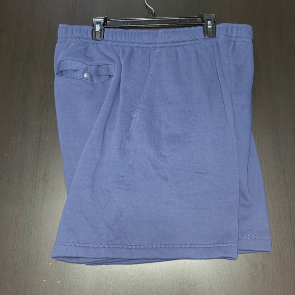 Nike standard fit at knee length shorts - Picture 3 of 3